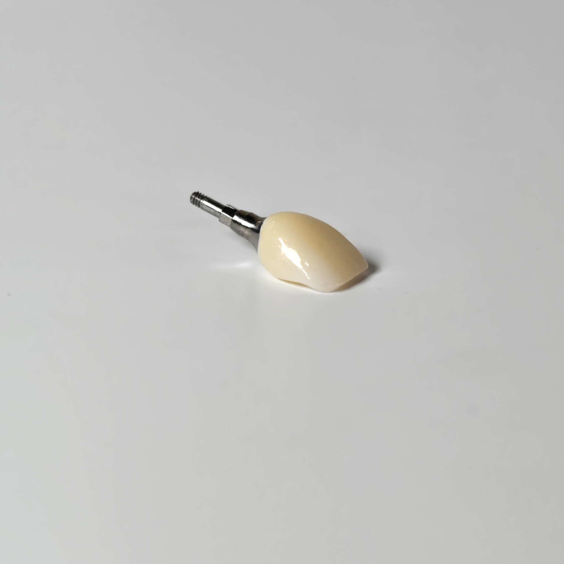 Zirconia crown with screw reta