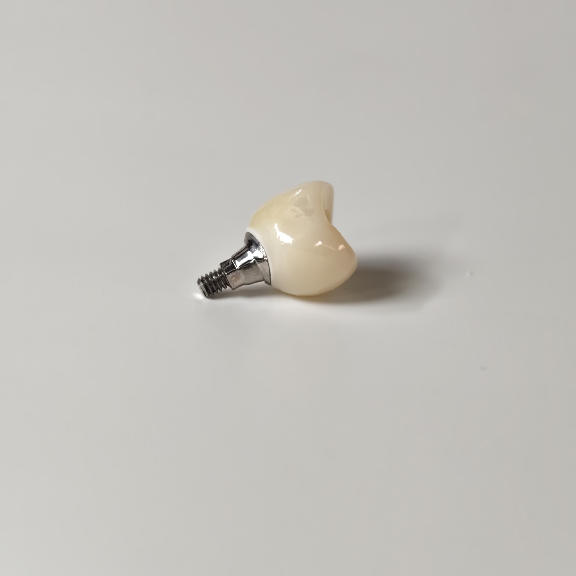 Zirconia crown with screw reta