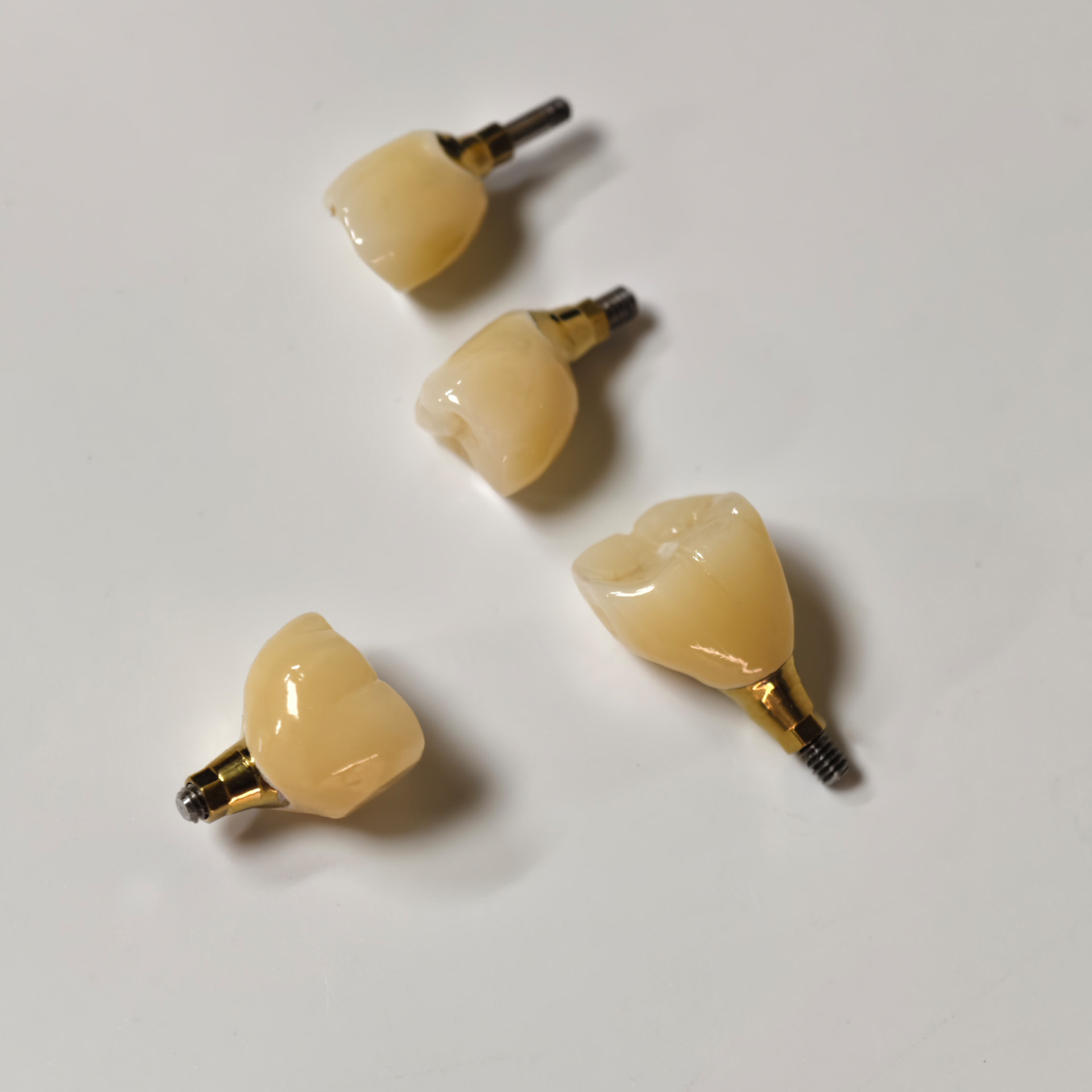 Zirconia crowns with screw ret
