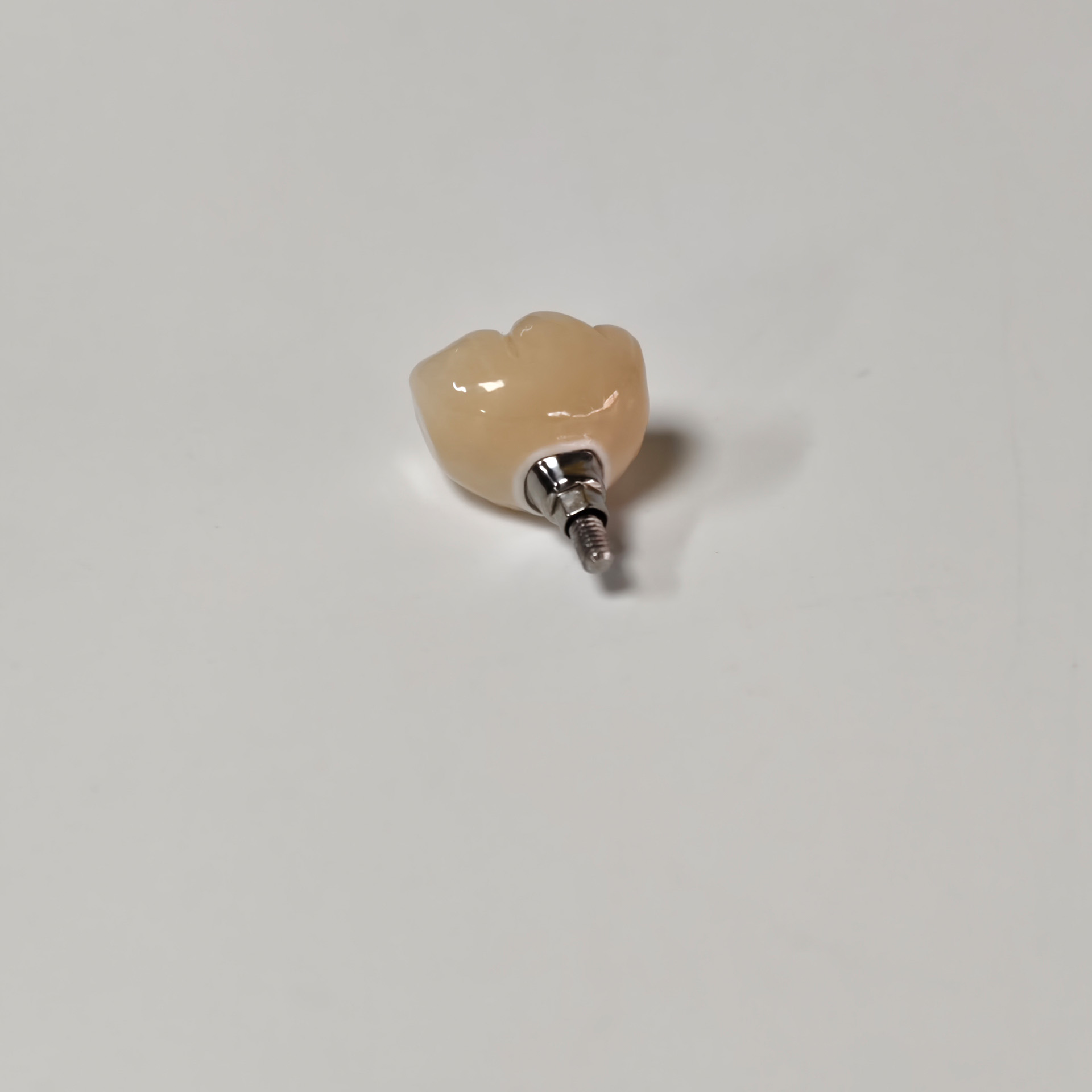 Zirconia crown with screw reta
